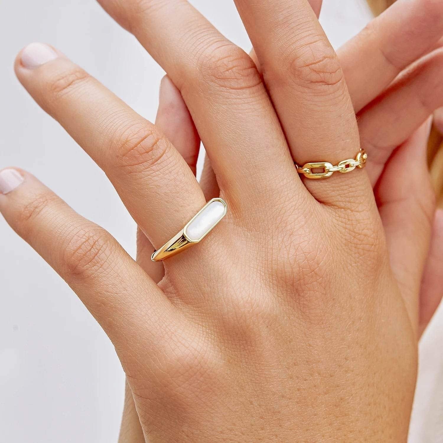 Mother of Pearl Bar ring 18k Yellow Gold